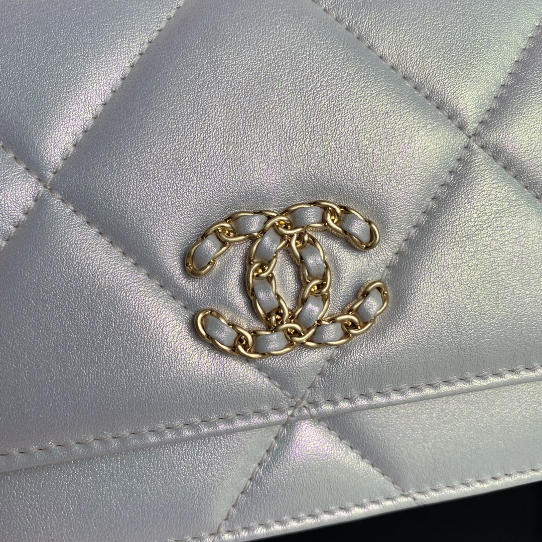 Ch**el 19 wallet on chain glossy leather white ap0957 19 cm