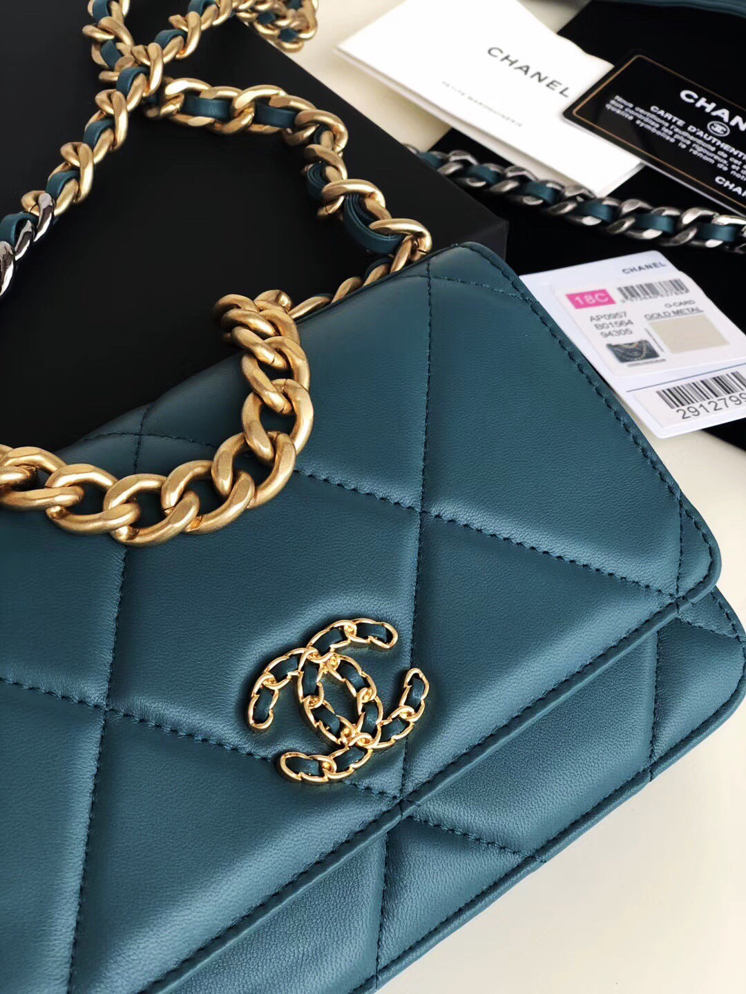 Ch**el 19 wallet on chain leather midnight green ap0957 19 x 11.5 x 7 cm