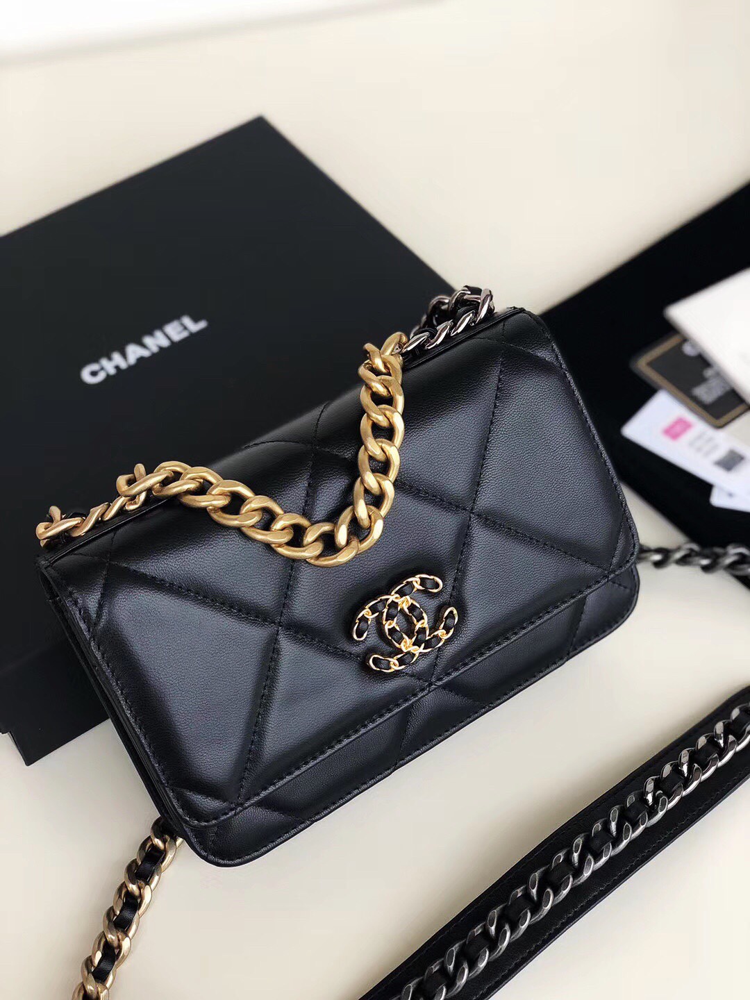 Ch**el 19 wallet on chain leather black ap0957 19 x 11.5 x 7 cm