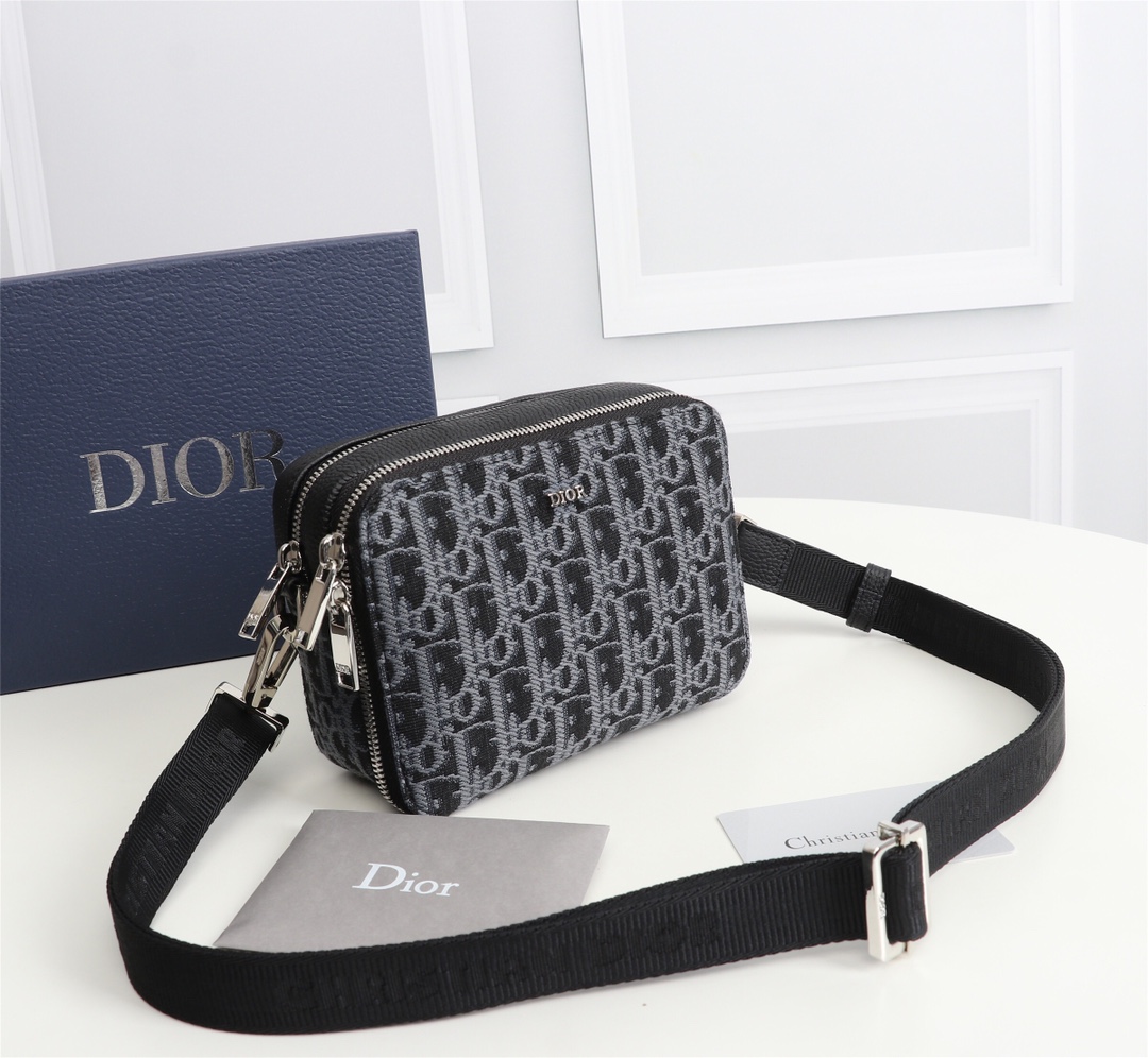 D10r messenger pouch oblique galaxy leather blue 2esbc119vpd 17 x 12.5 x 6 cm