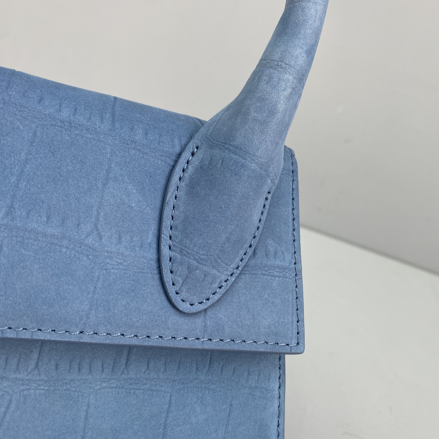 JACQUEMUS SMALL Le Average Chiquito Crocodile Leather Blue 213BA02 18 x 15.5 x 8 cm