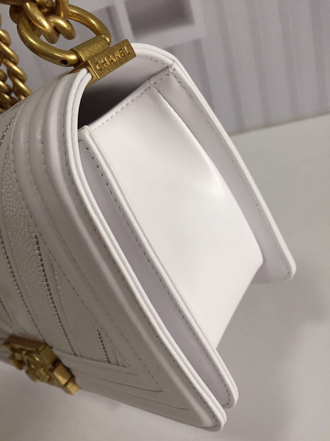 Ch**el medium chevron mix leather flap boy bag white a67086 25 x 16 x 9 cm