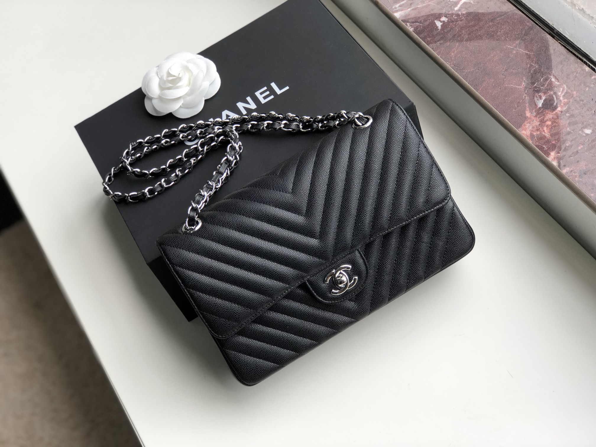 Ch**el chevron classic flap bag grained leather silver metal black a01112 26 x 16 x 7 cm