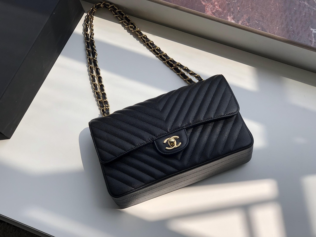 Ch**el chevron classic flap bag grained leather golden metal black a01112 26 x 16 x 7 cm