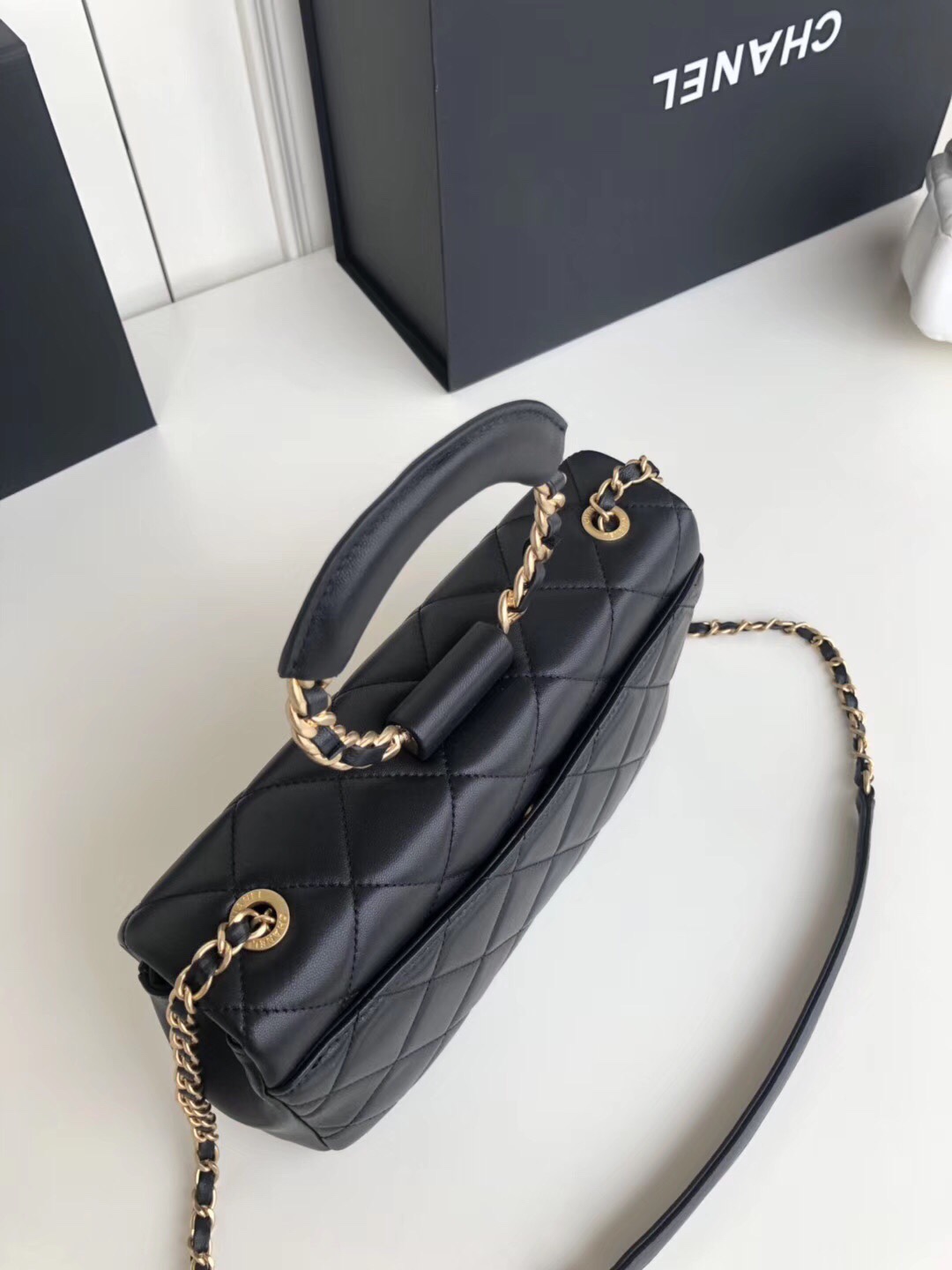 Ch**el circular handle flap bag lambskin black as1358 24 x 15 x 6 cm
