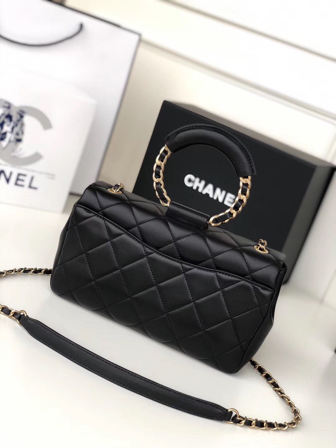Ch**el circular handle flap bag lambskin black as1358 24 x 15 x 6 cm