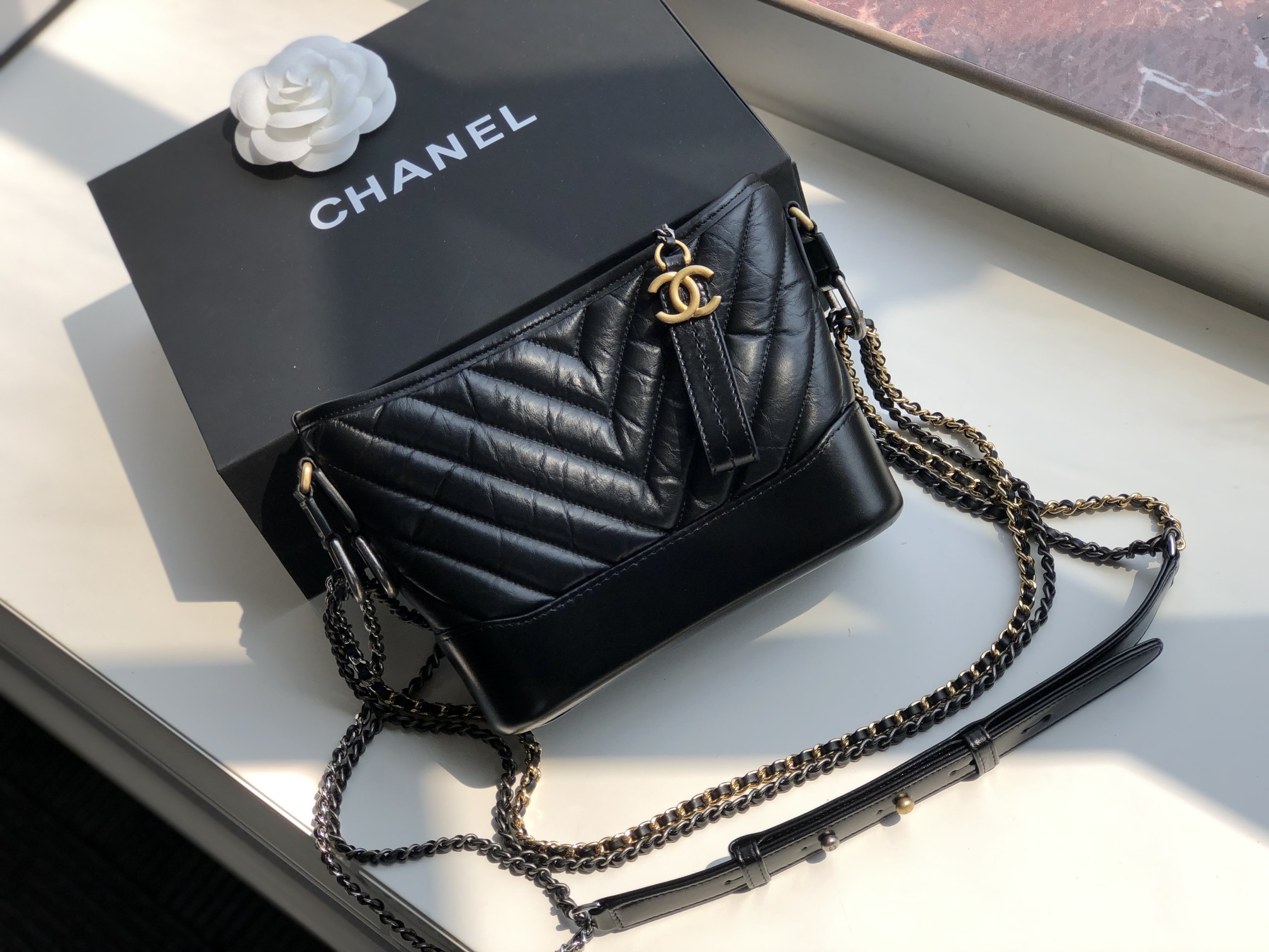 Ch**el small gabrielle chevron hobo bag aged calfskin black a91810 20 x 15 x 8 cm