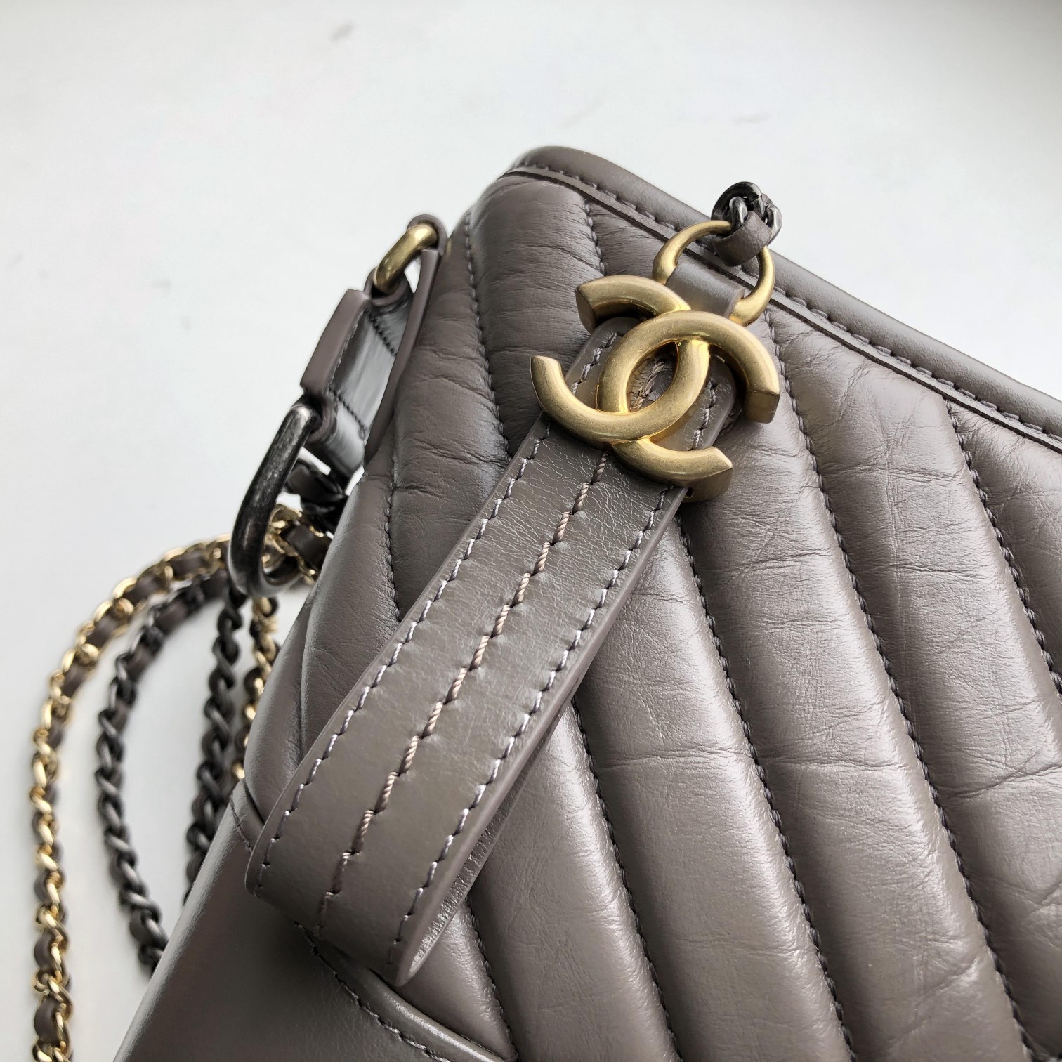Ch**el small gabrielle chevron hobo bag aged calfskin grey a91810 20 x 15 x 8 cm