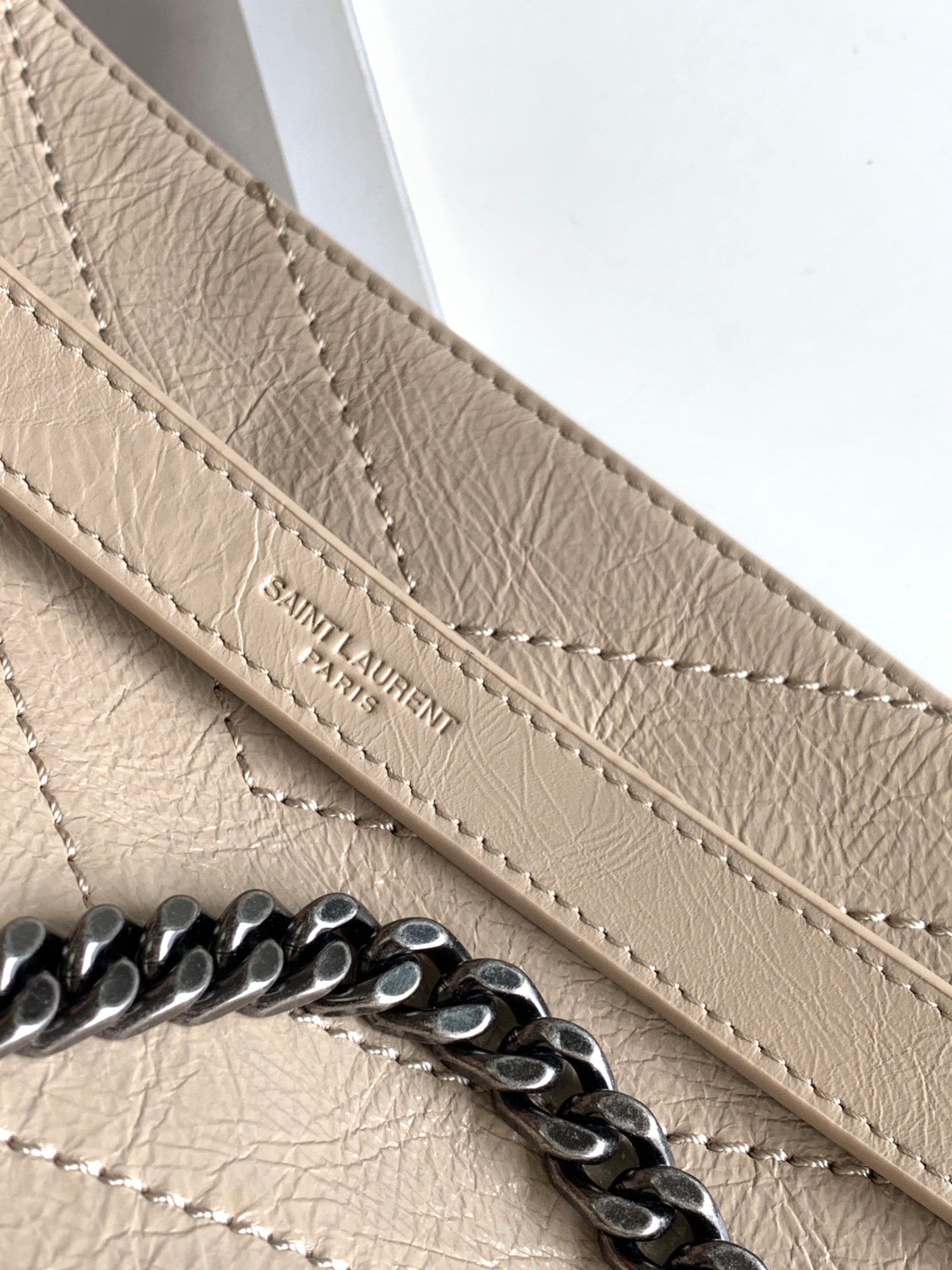 Y51 medium niki shopping bag in crinkled vintage leather creme 577999 33 x 27 x 11.5 cm