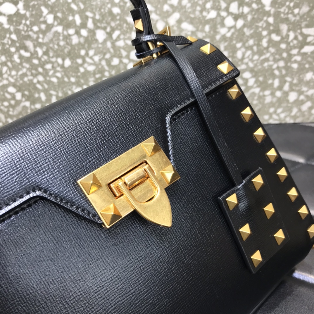 Va1e*ntin0 small garavani rockstud alcove grainy handbag black ww2b0j71wax 22 x 17 x 9 cm