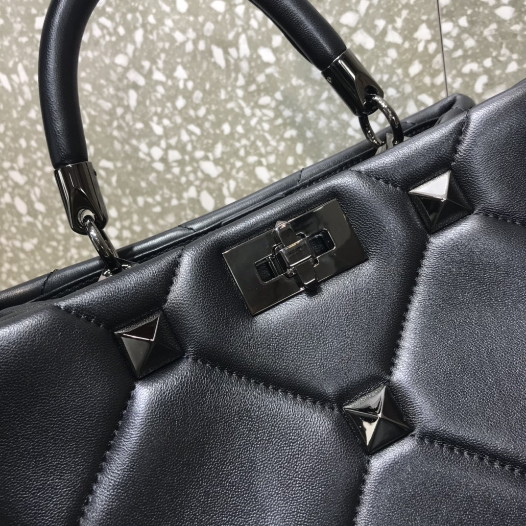 Va1e*ntin0 roman stud the handle bag in nappa black metal ww2b0i96bsf 28 x 16 x 20 cm