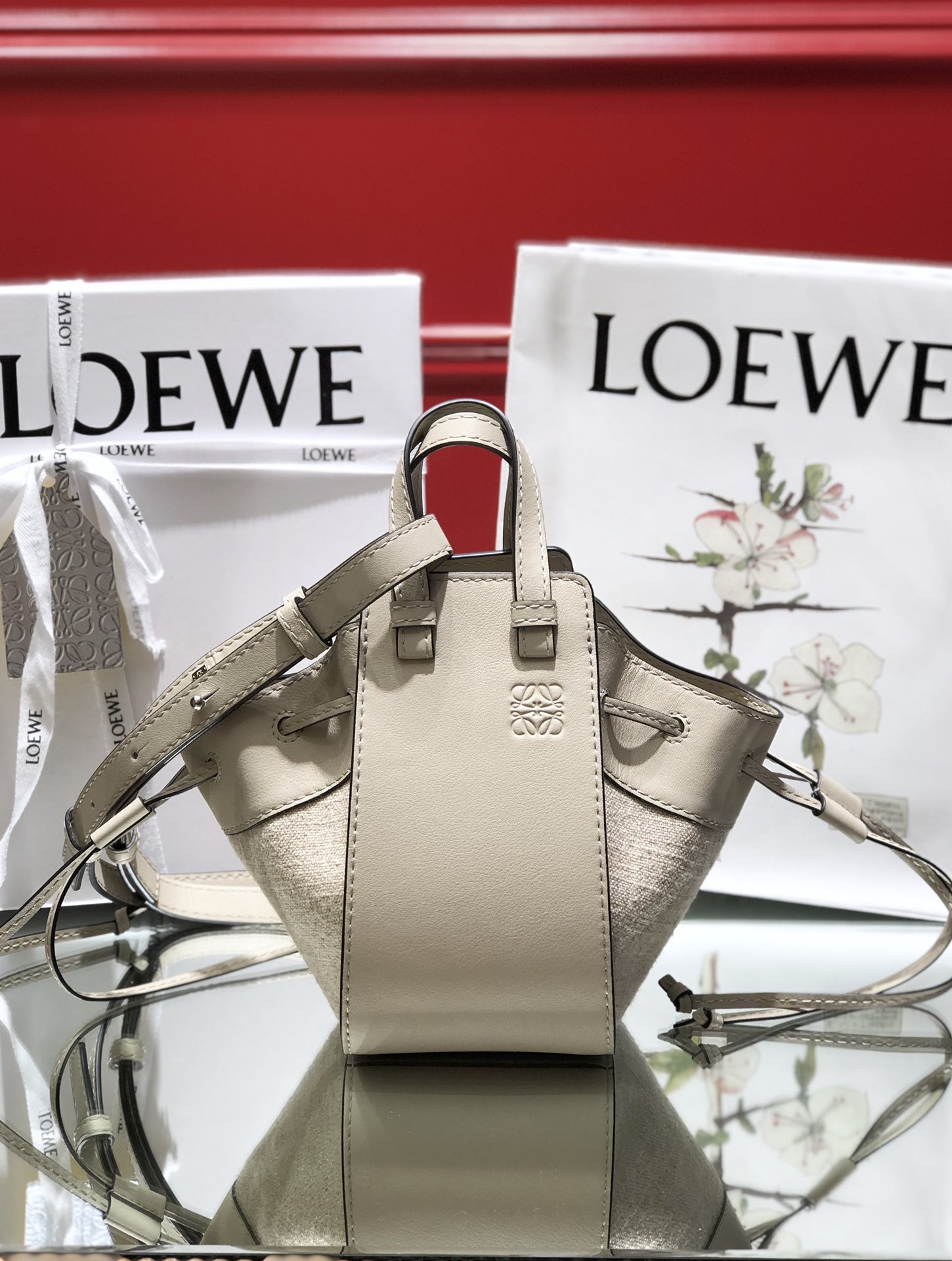 L0ew* mini hammock drawstring classic calfskin leather white 314.30.v07 19.5 x 17 x 11 cm