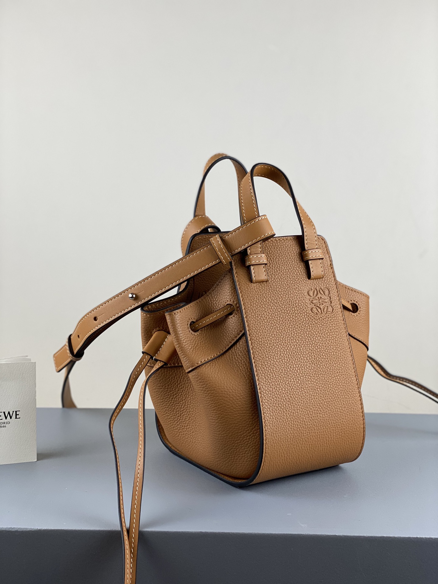 L0ew* mini hammock drawstring classic calfskin leather tan 314.30.v07 19.5 x 17 x 11 cm