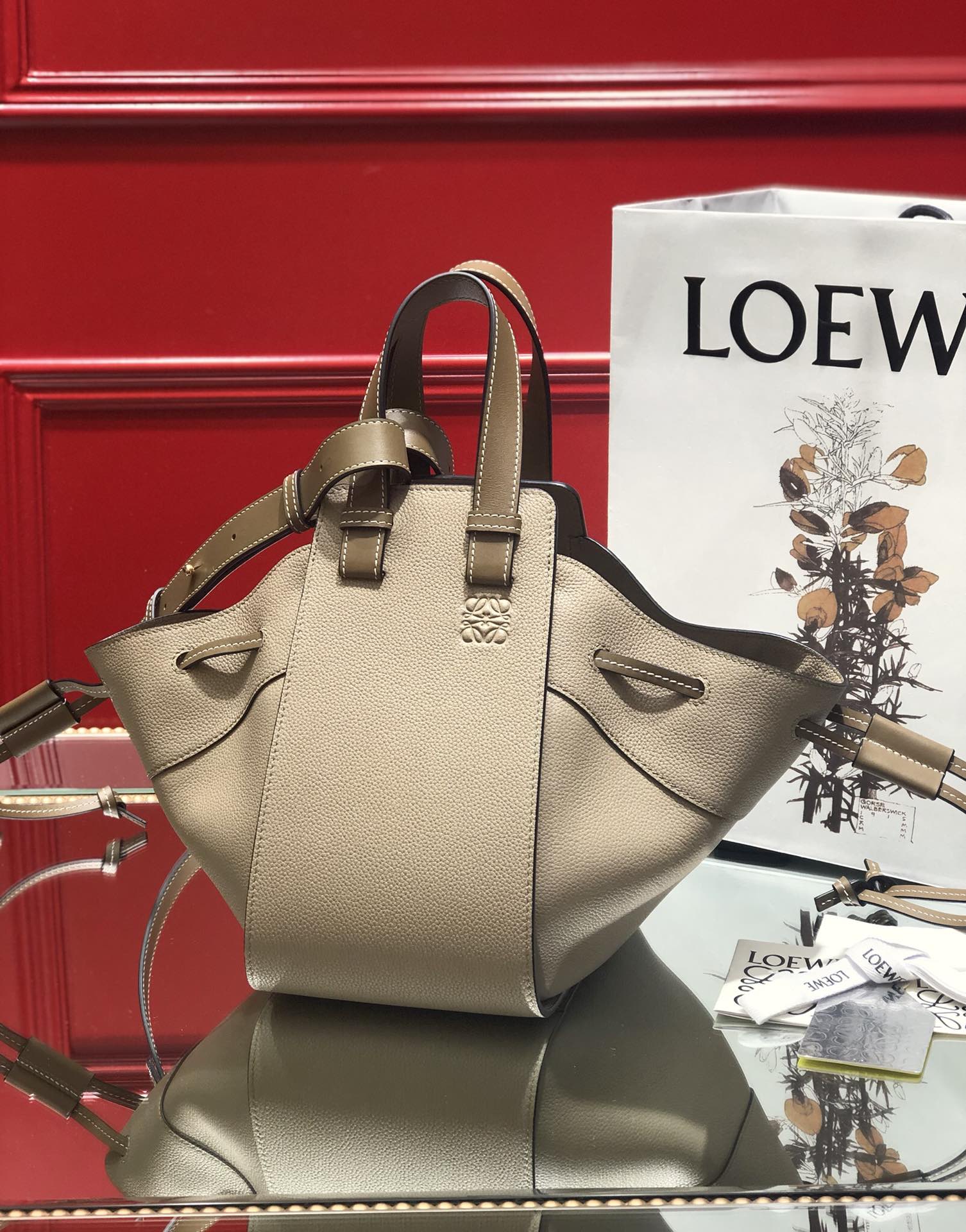 L0ew* small hammock bag cassic calfskin leather sand 387.30.s35 26 x 21 x 14 cm