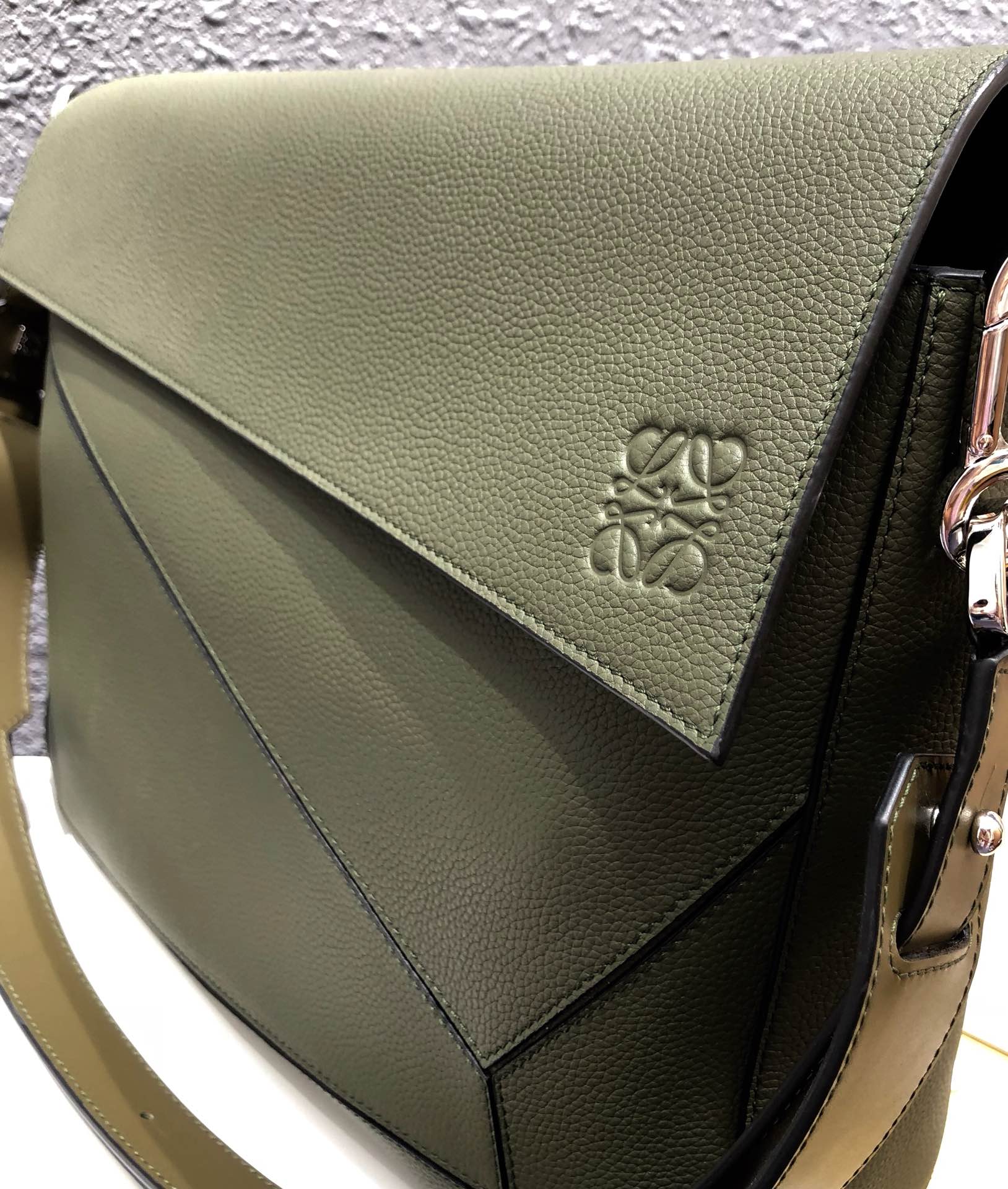 L0ew* puzzle messenger bag classic calfskin avocado green 36.5 x 27.5 x 10 cm
