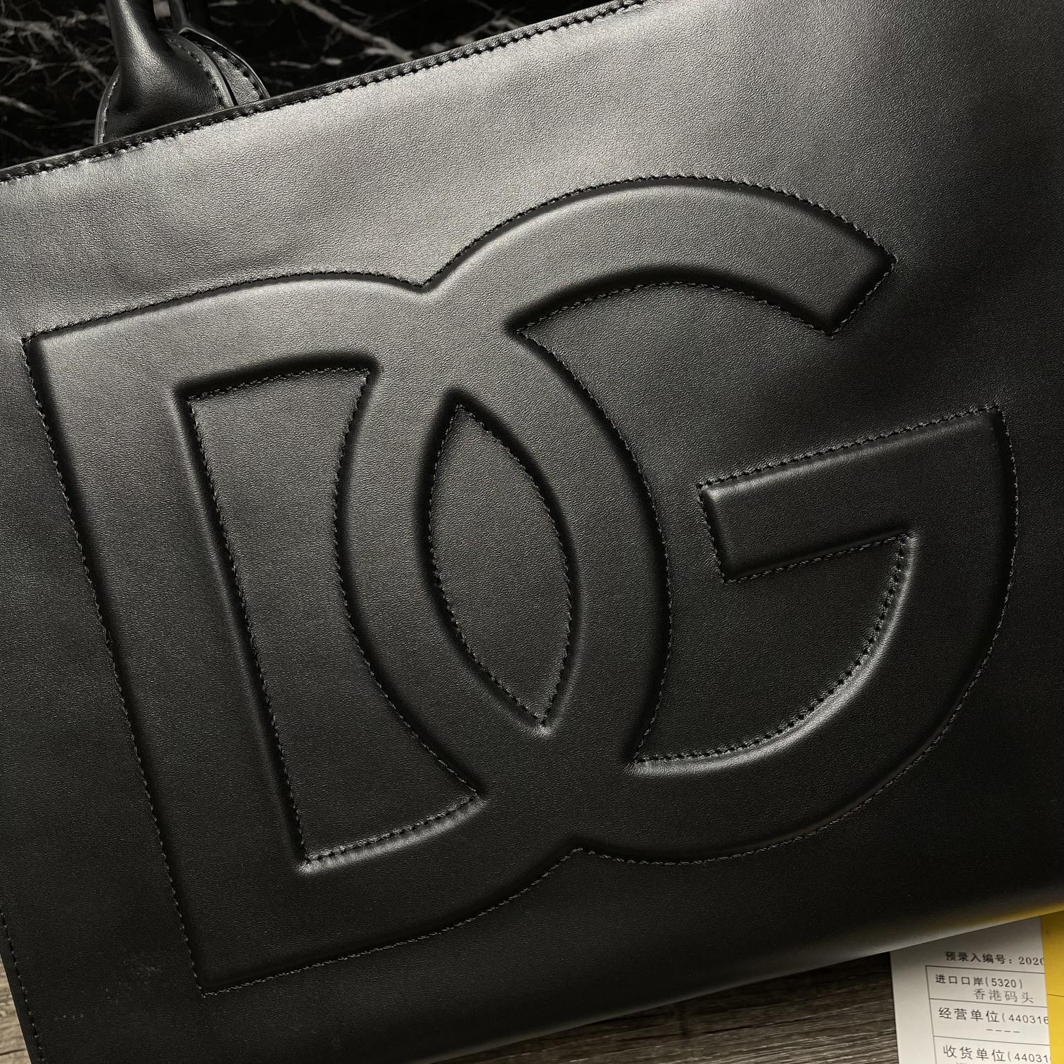 DOLCE & GABBANA SMALL DG Daily Shopper Calfskin Black BB7023 36 x 28.5 x 13 cm