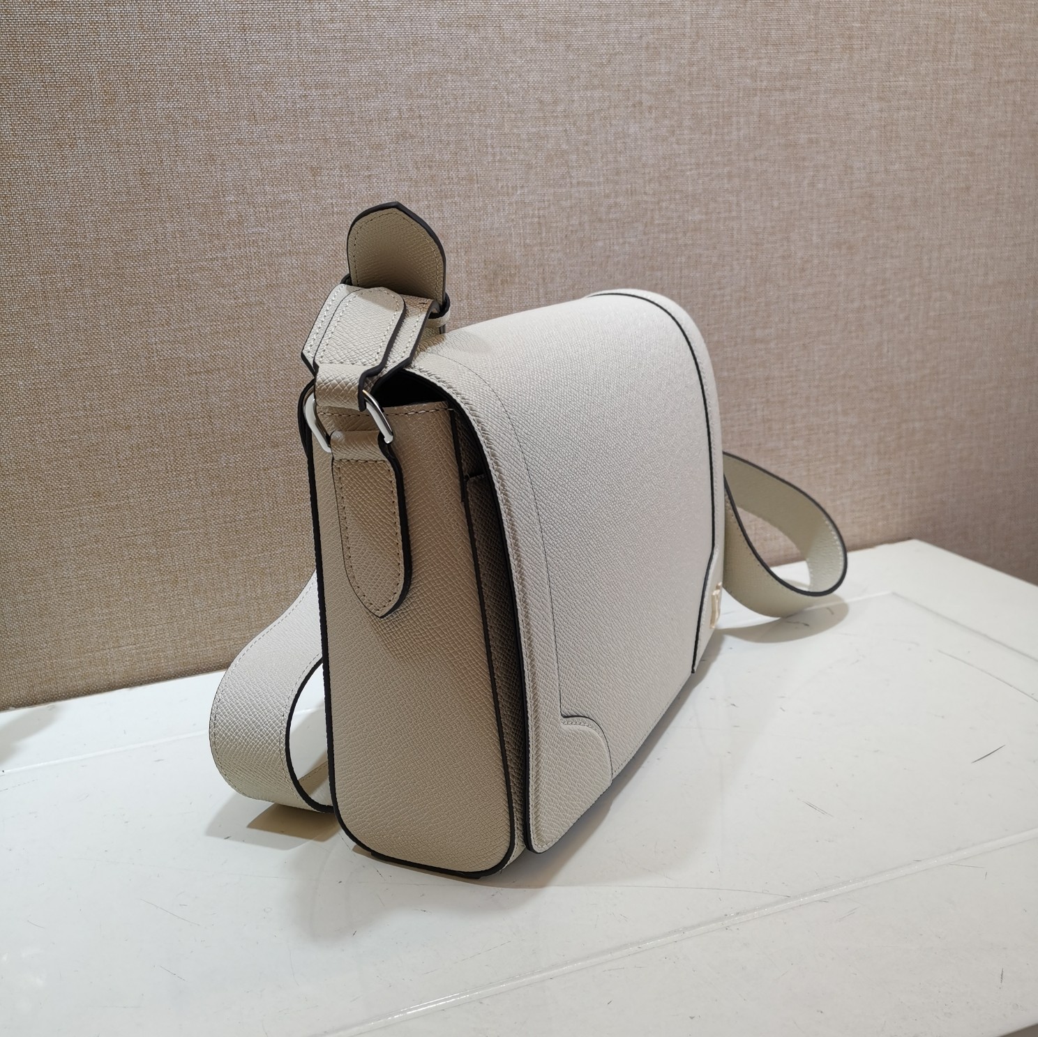 l0vis Vvtt0n new flap messenger taiga leather beige m30813 28.3 x 18.3 x 4.3 cm