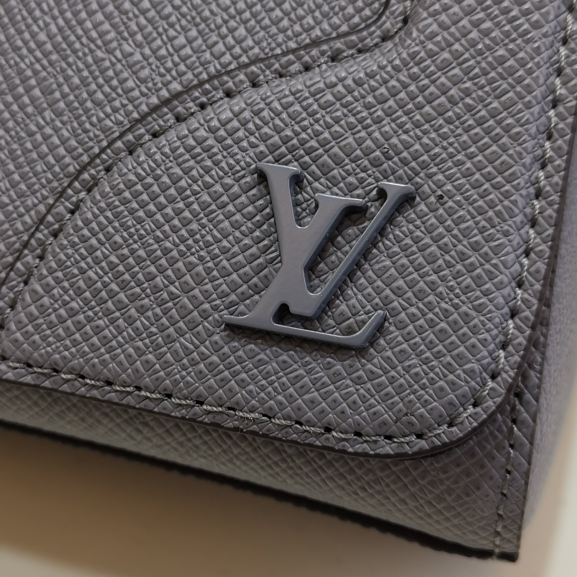 l0vis Vvtt0n new flap messenger taiga leather gray m30808 28.3 x 18.3 x 4.3 cm