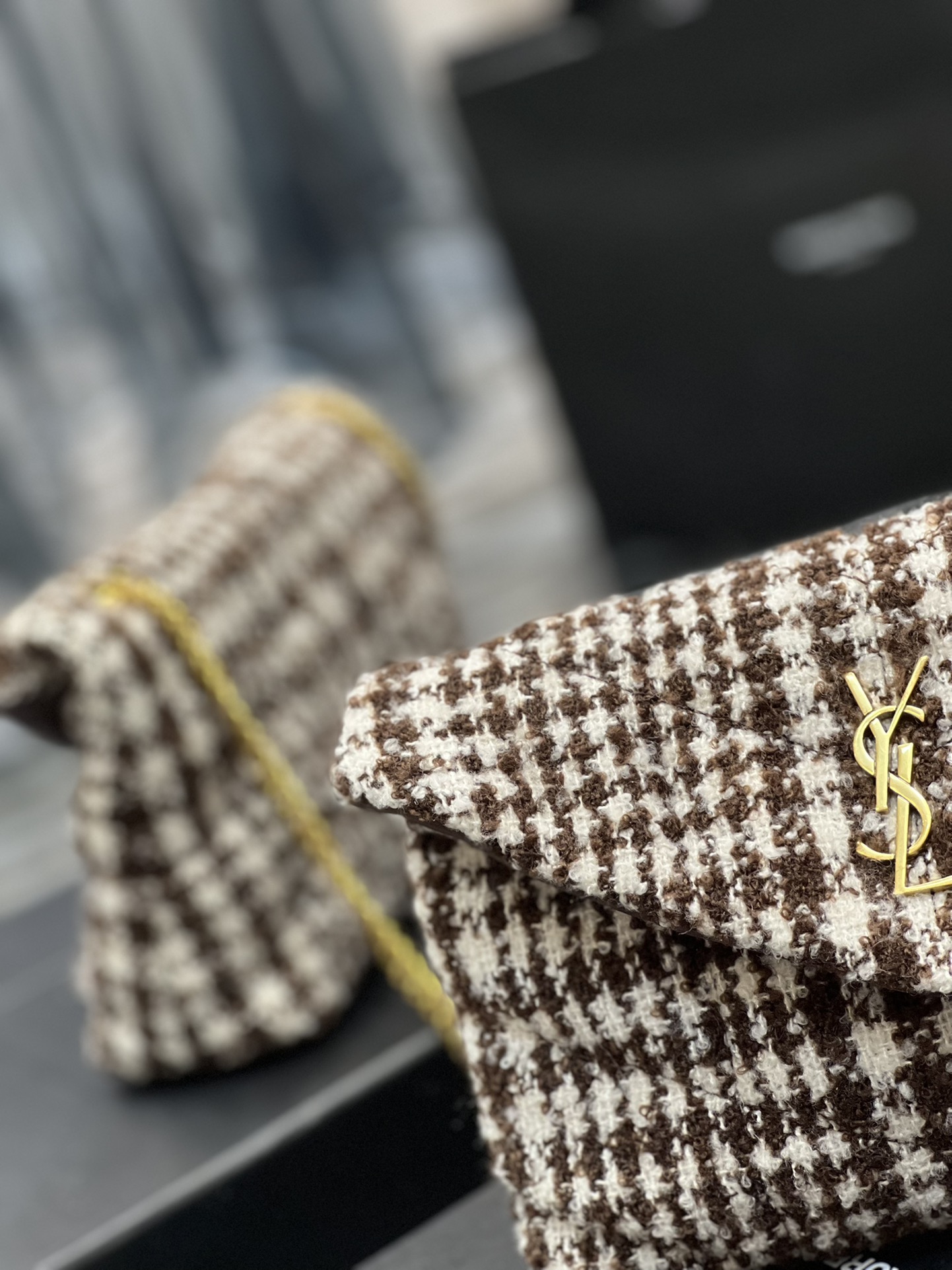 Y51 mini puffer bag in checked tweed and lambskin beige 577476 23 × 15.5 × 5.8 cm