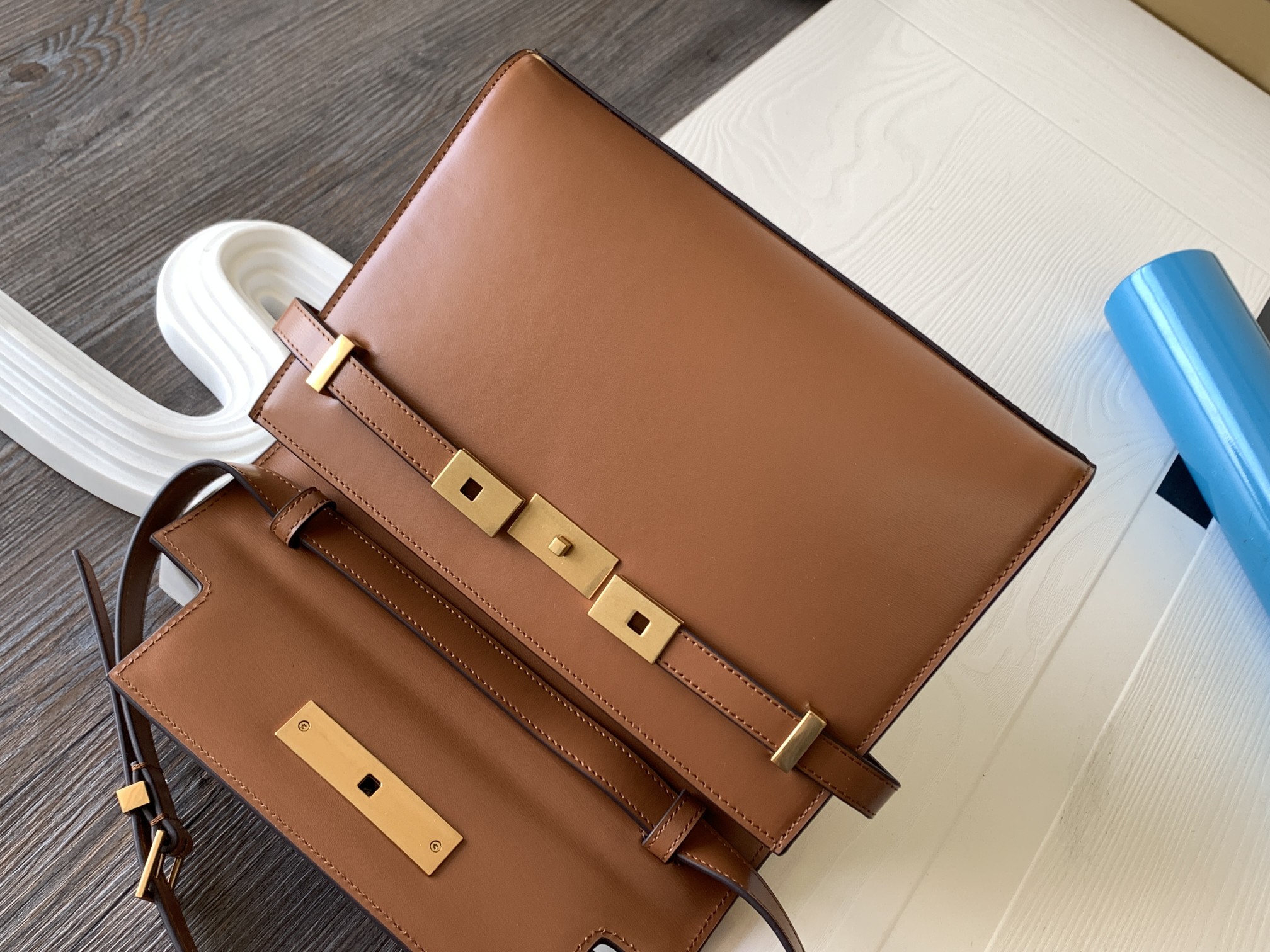 Y51 small manhattan shoulder bag leather brown 6756260 24 x 17.5 x 6 cm