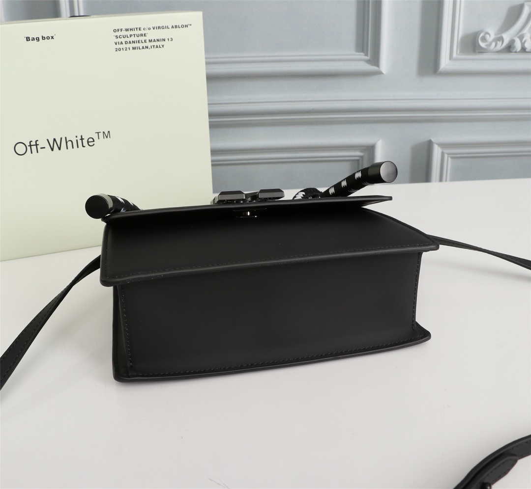 OFF WHITE 1.4 Jitney Gummy Bag Rope Handle Black 14756873 22 × 16 × 7 cm