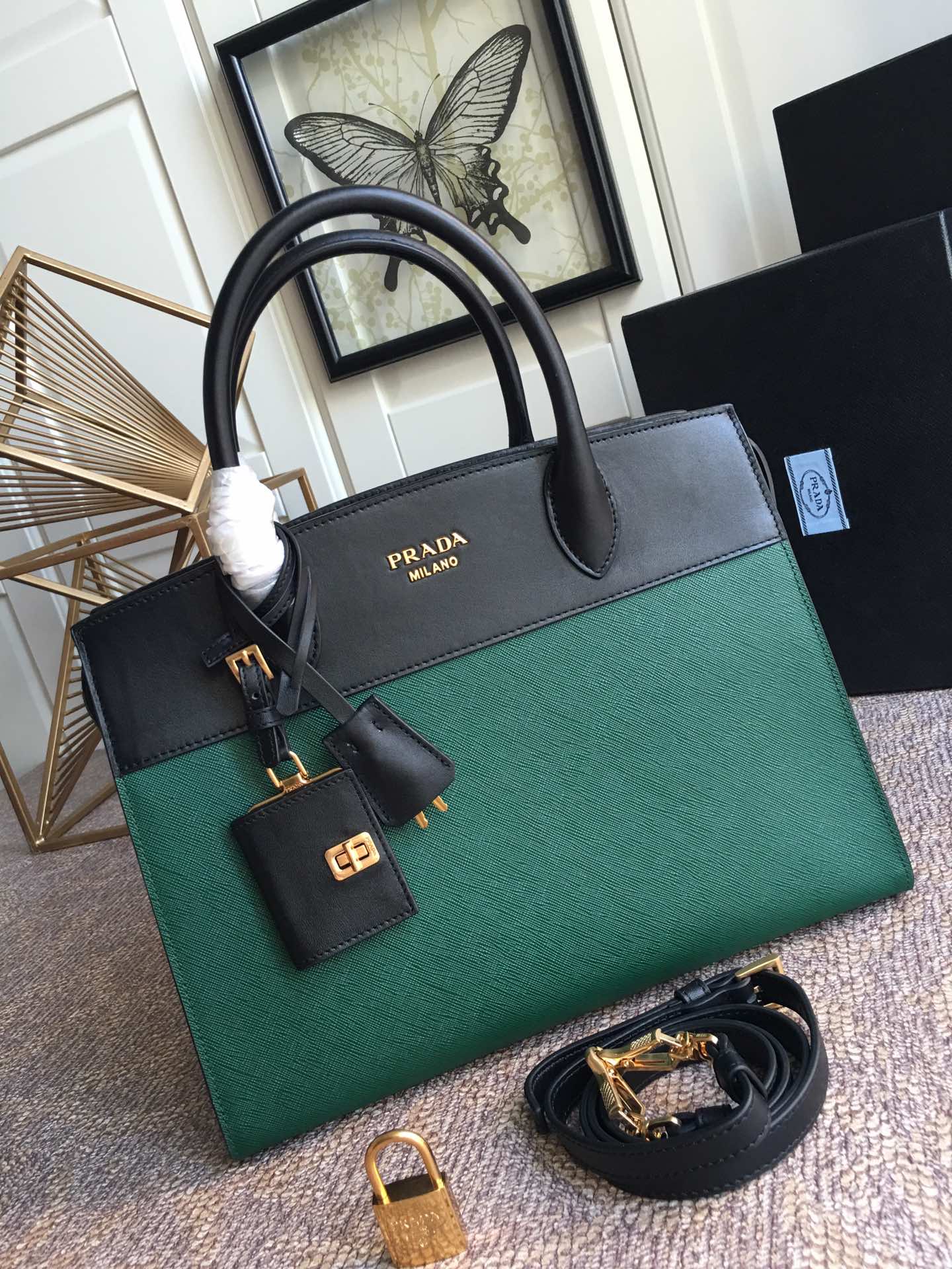 Pra*a medium esplanade bag leather green/black 30 x 22 cm