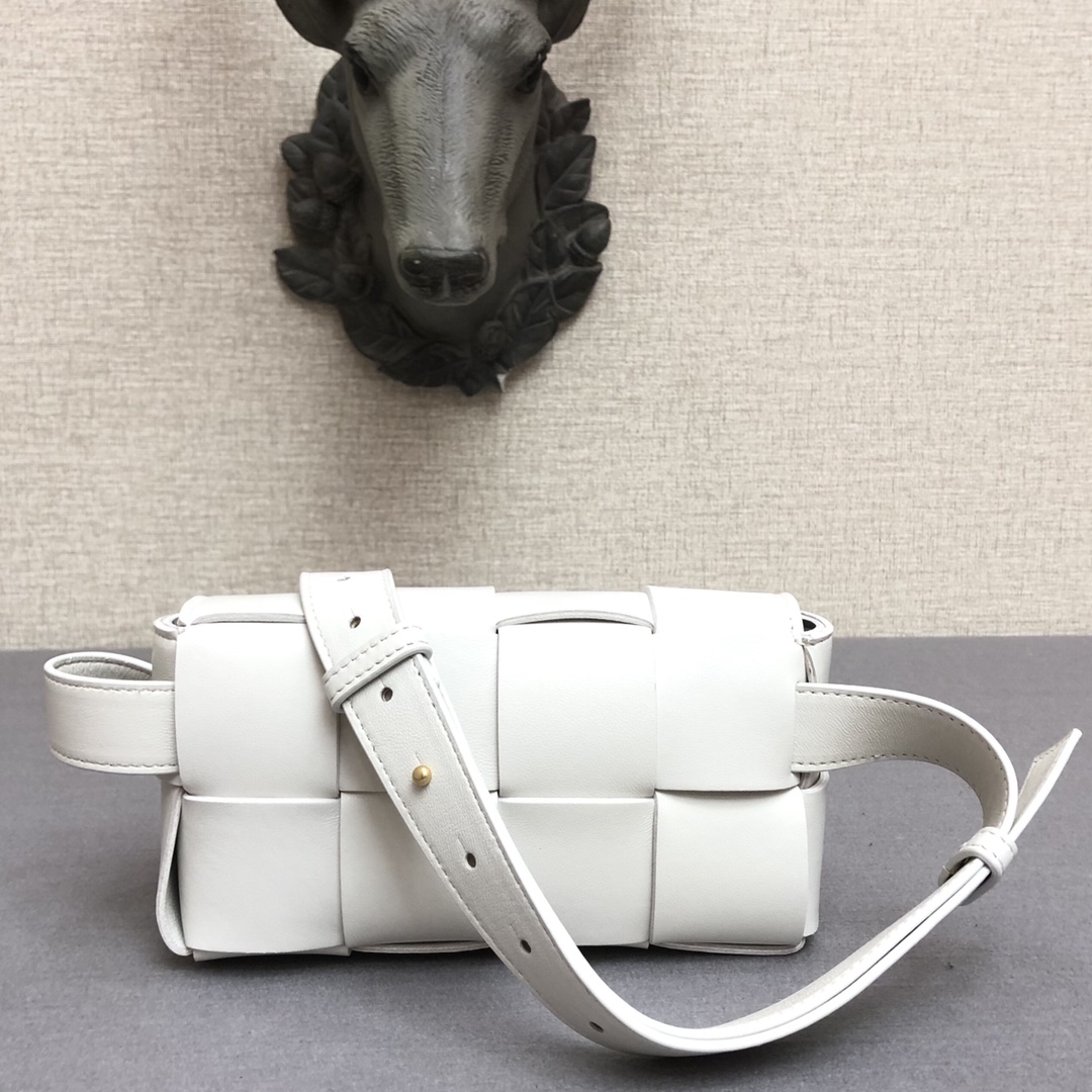 b0tt*ga Ven*ta belt cassette white 639367 17.5 x 9.5 x 5 cm