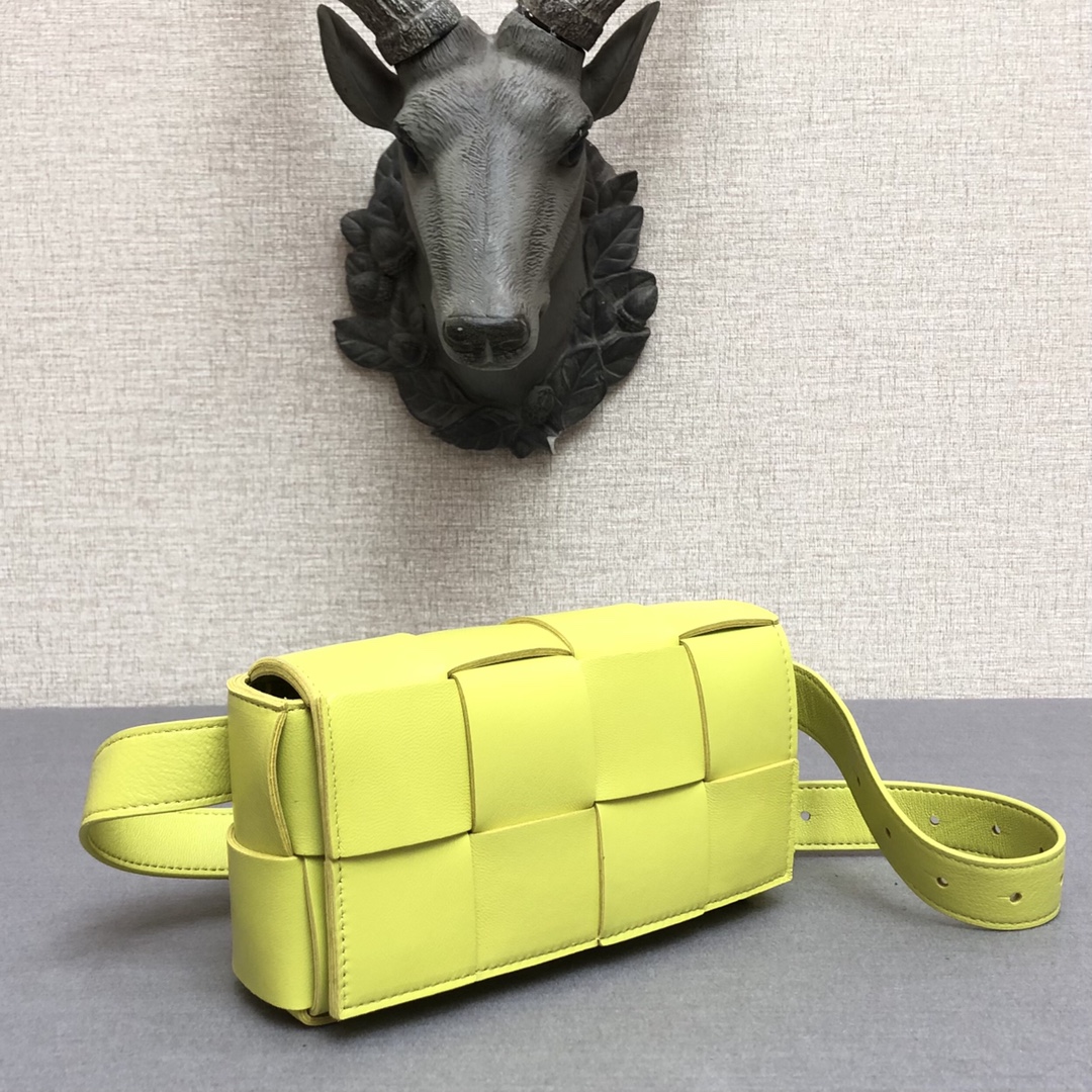 b0tt*ga Ven*ta belt cassette neon yellow 639367 17.5 x 9.5 x 5 cm