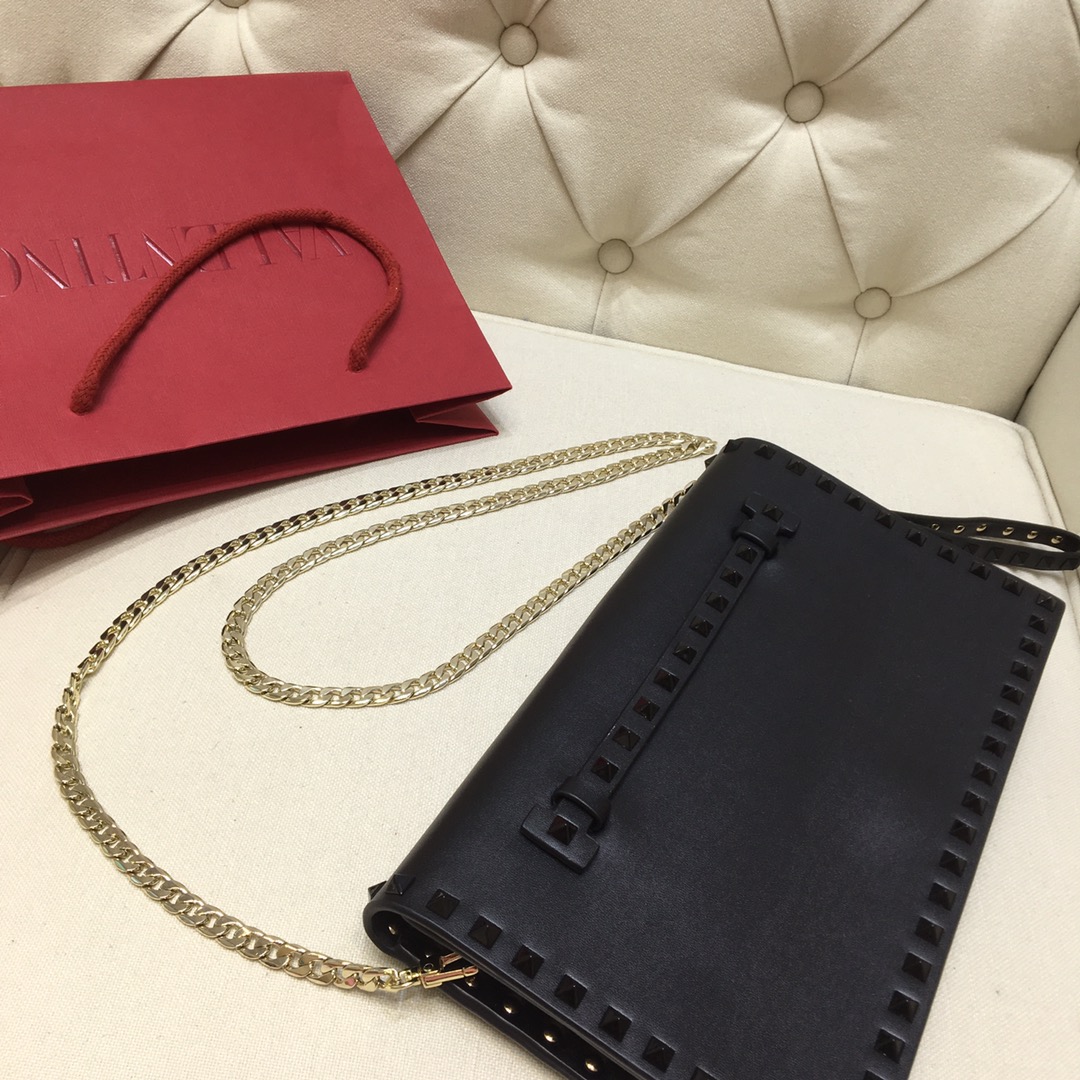 Va1e*ntin0 garavani rockstud clutch with hand holder black metal 28 cm