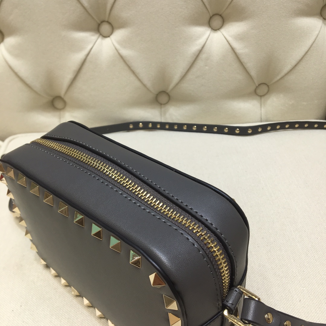 Va1e*ntin0 small rockstud grainy leather crossobody bag gray vw2b0809 18 x 6 x 12 cm