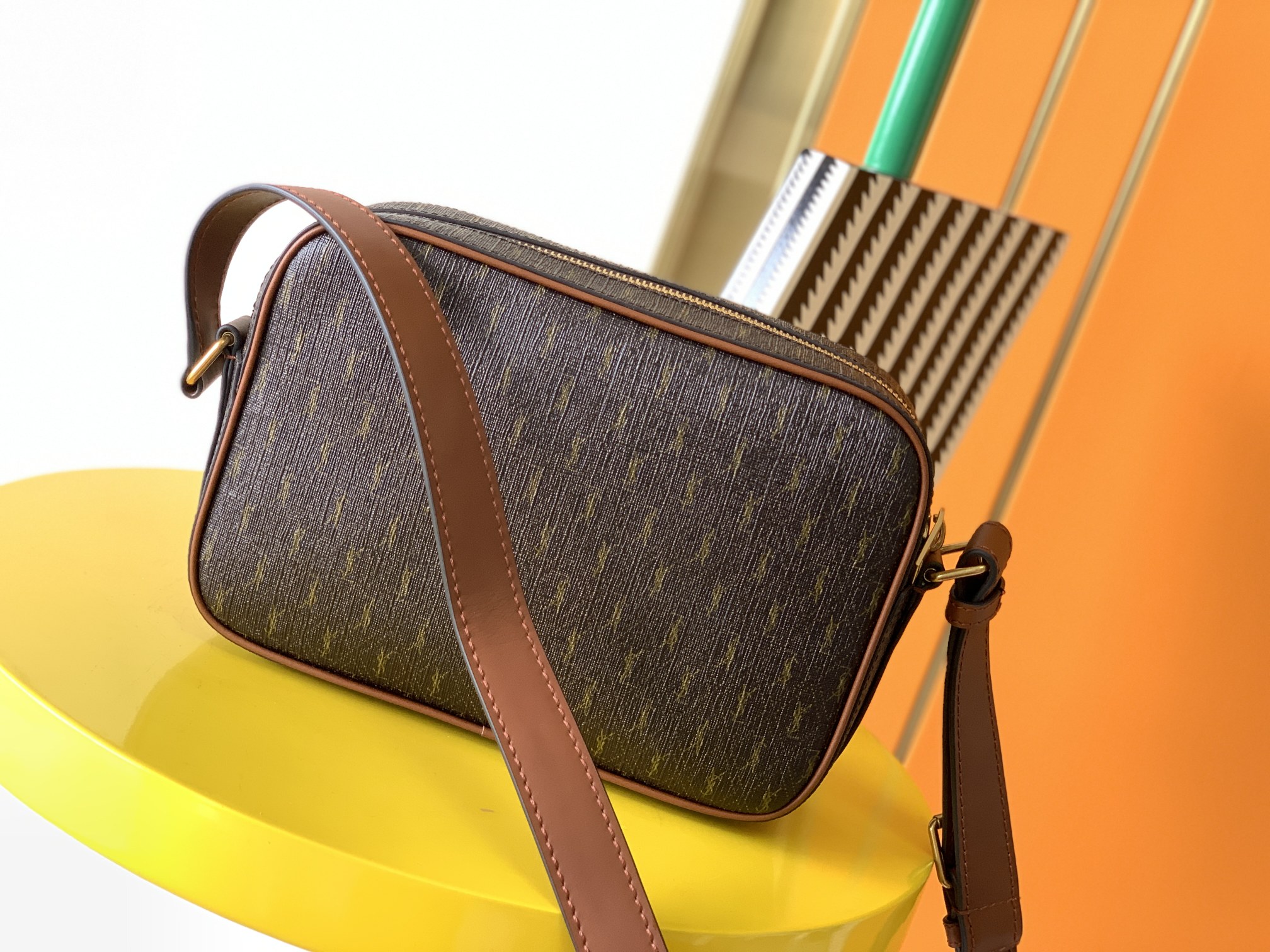 Y51 le monogramme camera bag in monogram canvas and smooth leather 6699572 21.5 x 15 x 7 cm