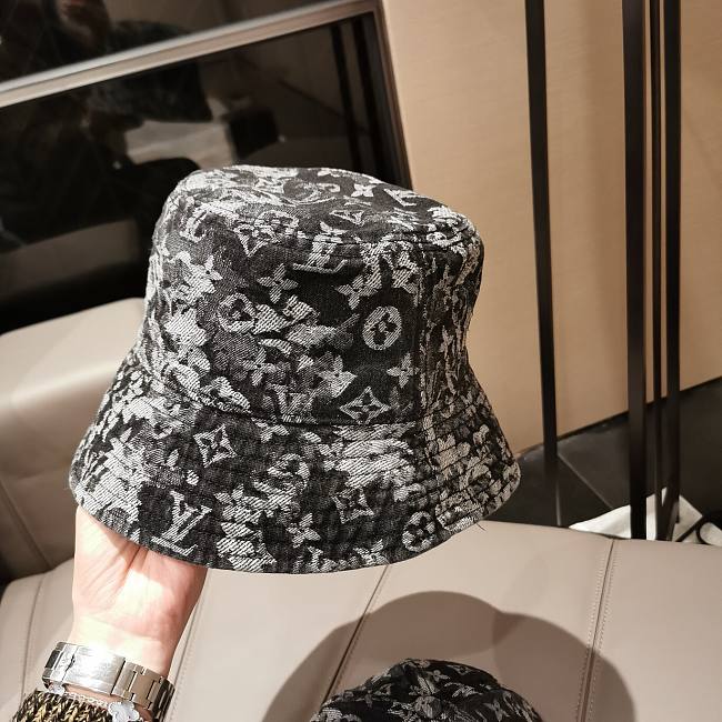 l0vis Vvtt0n round hat
