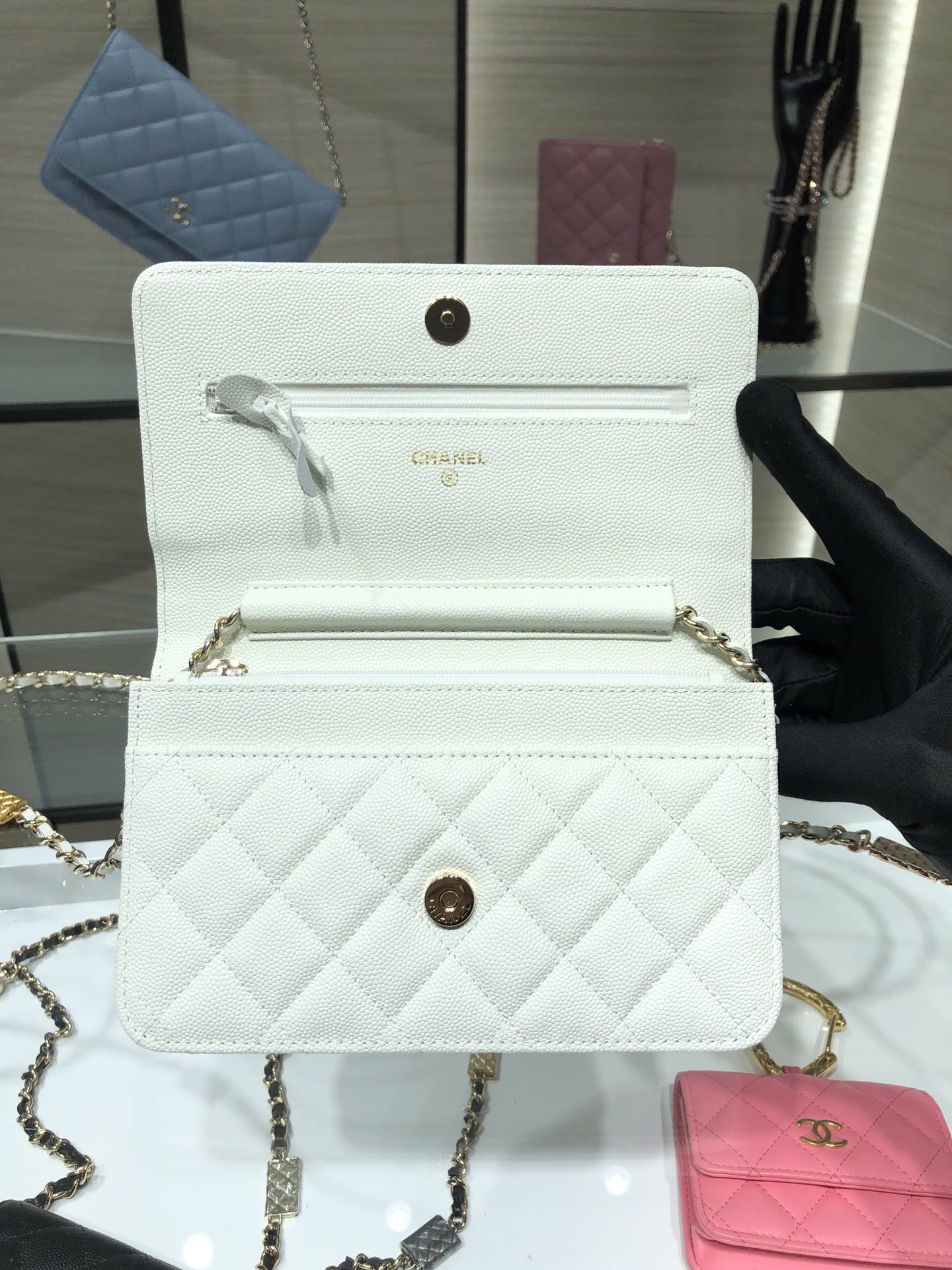 Ch**el wallet on chain white ap2400 19 cm