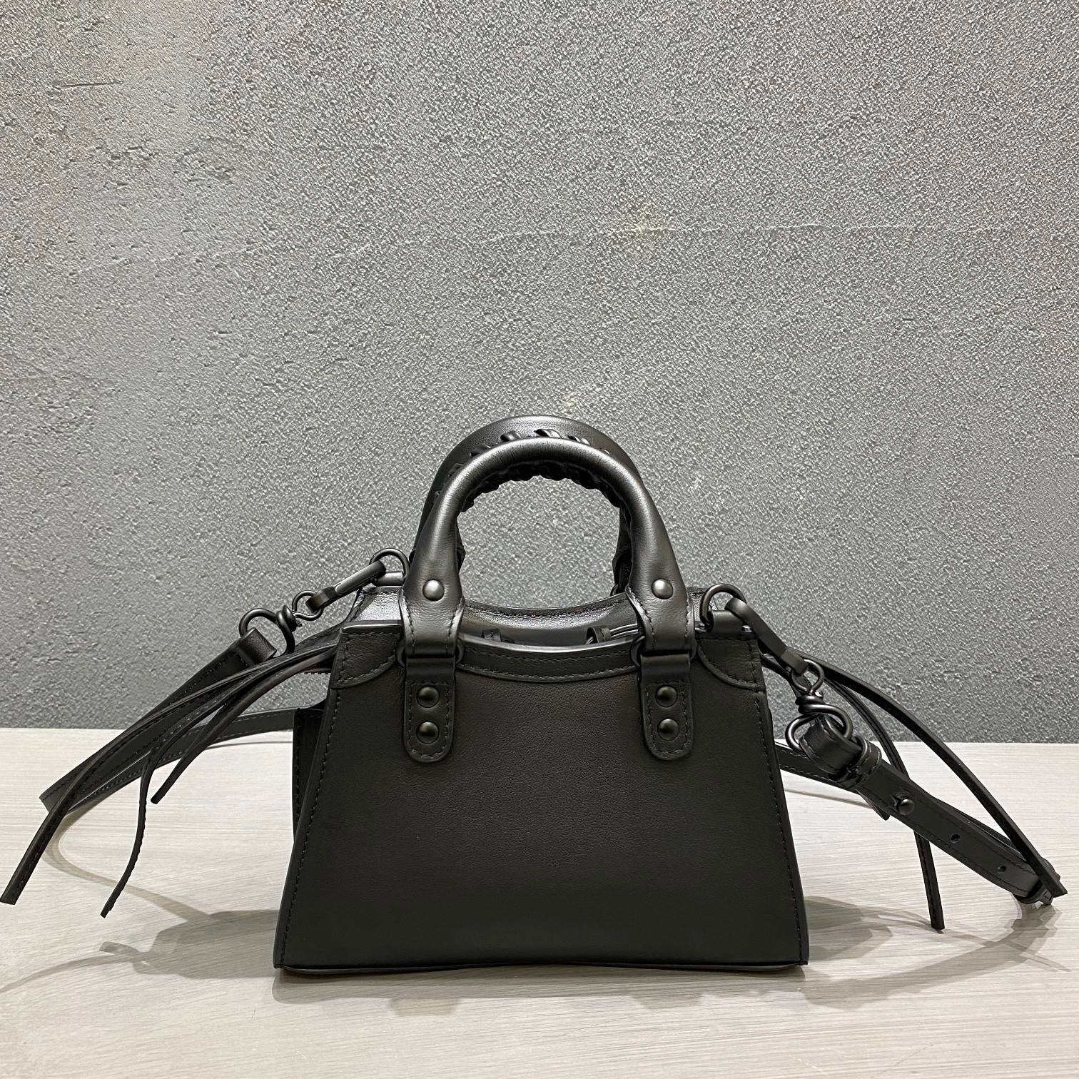Ba1en*iaga mini neo classic top handle bag full black 63852411r57 22 x 14 x 11 cm