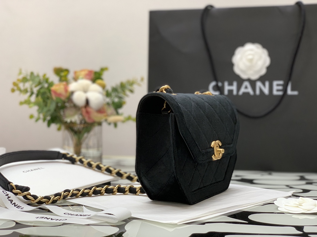 Ch**el mini flap bag velvet & gold-tone metal black as2597 19 x 15 x 6 cm