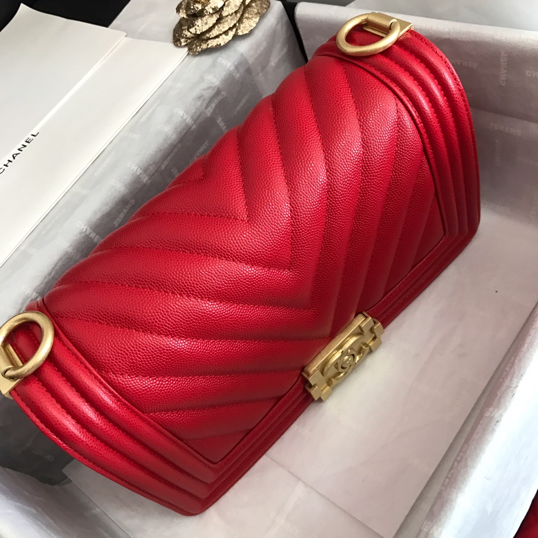 Ch**el medium boy bag chevron gold-tone metal grained leather red a67086 25cm