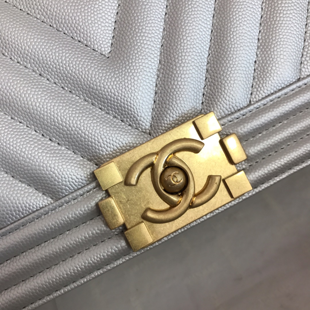 Ch**el medium boy bag chevron gold-tone metal grained leather light gray a67086 25cm