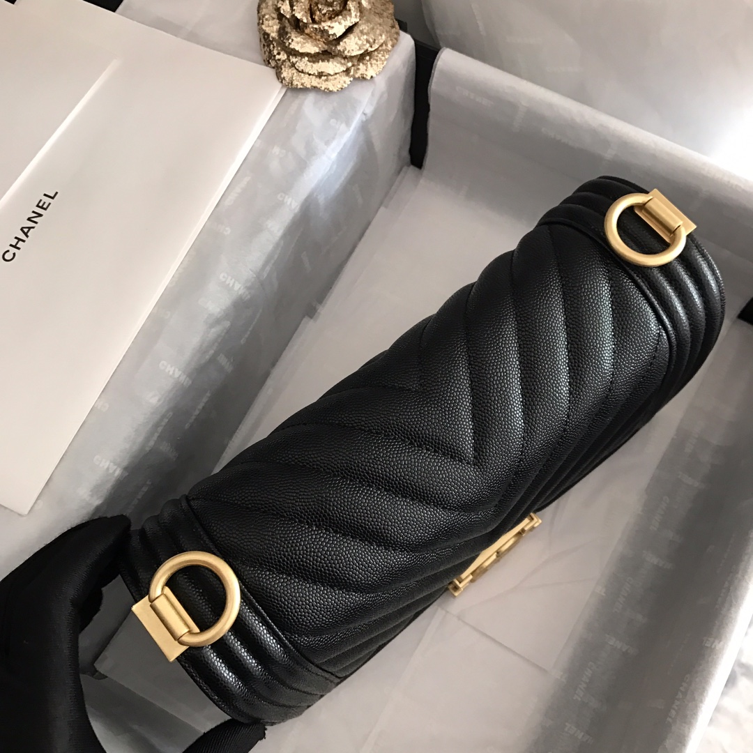 Ch**el medium boy bag chevron gold-tone metal grained leather black a67086 25cm