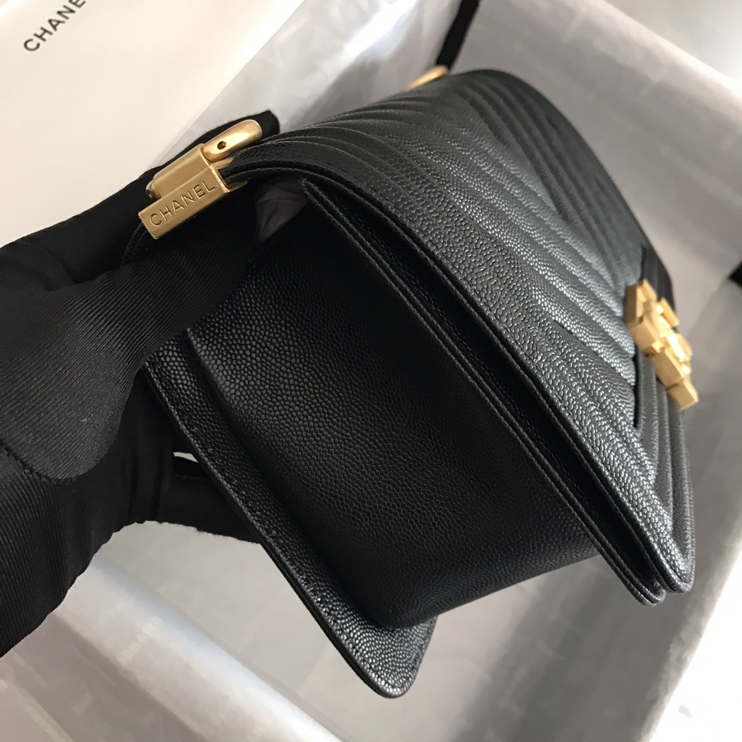 Ch**el medium boy bag chevron gold-tone metal grained leather black a67086 25cm