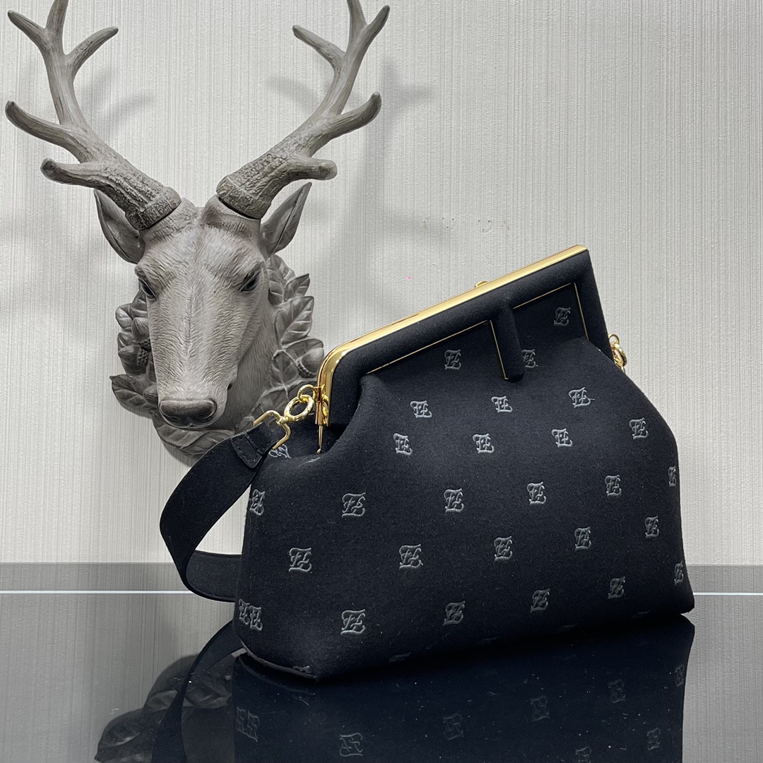 F**di medium first flannel black 8bp127 32.5 x 15 x 23.5 cm