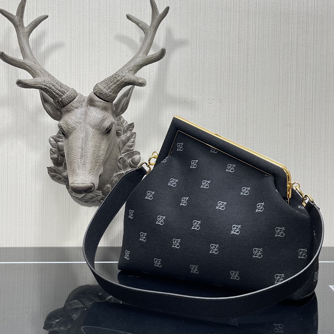 F**di medium first flannel black 8bp127 32.5 x 15 x 23.5 cm