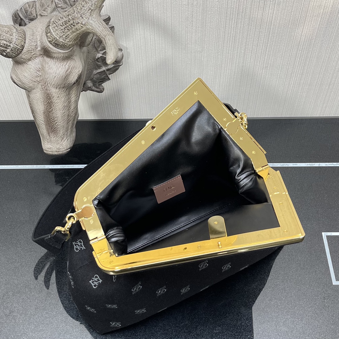 F**di medium first flannel black 8bp127 32.5 x 15 x 23.5 cm