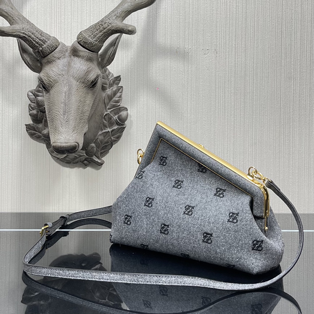 F**di small first flannel gray 8bp129abve 26 x 9.5 x 18 cm