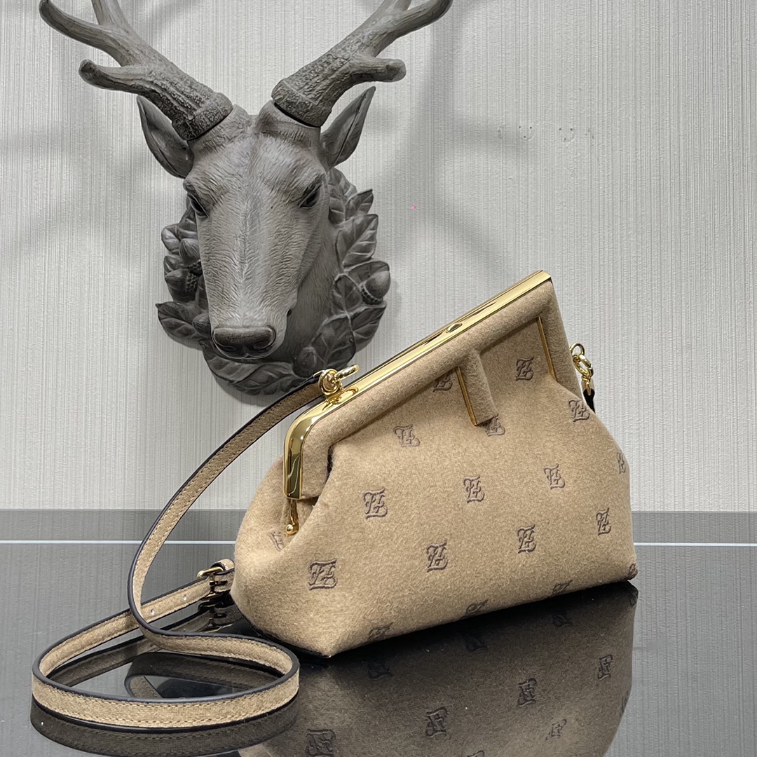 F**di small first flannel beige 8bp129abve 26 x 9.5 x 18 cm