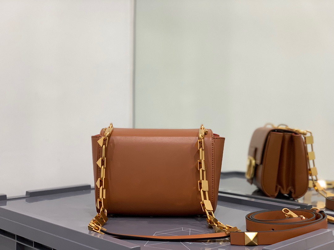 Va1e*ntin0 stud sign grainy leather shoulder bag brown xw2b0j96cpd0no 20 x 15 x 7 cm