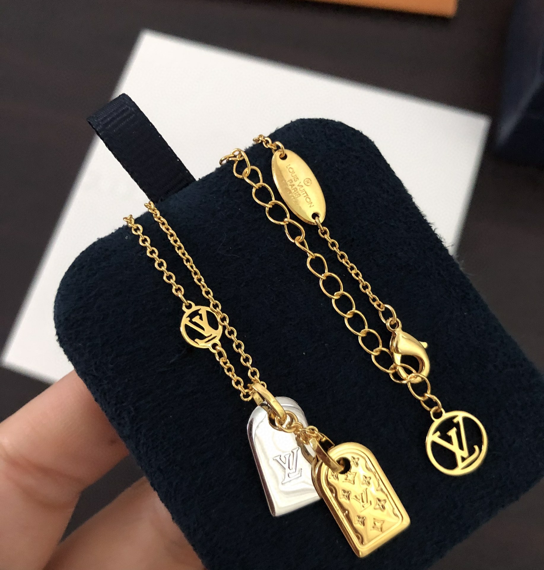 l0vis Vvtt0n necklace 01