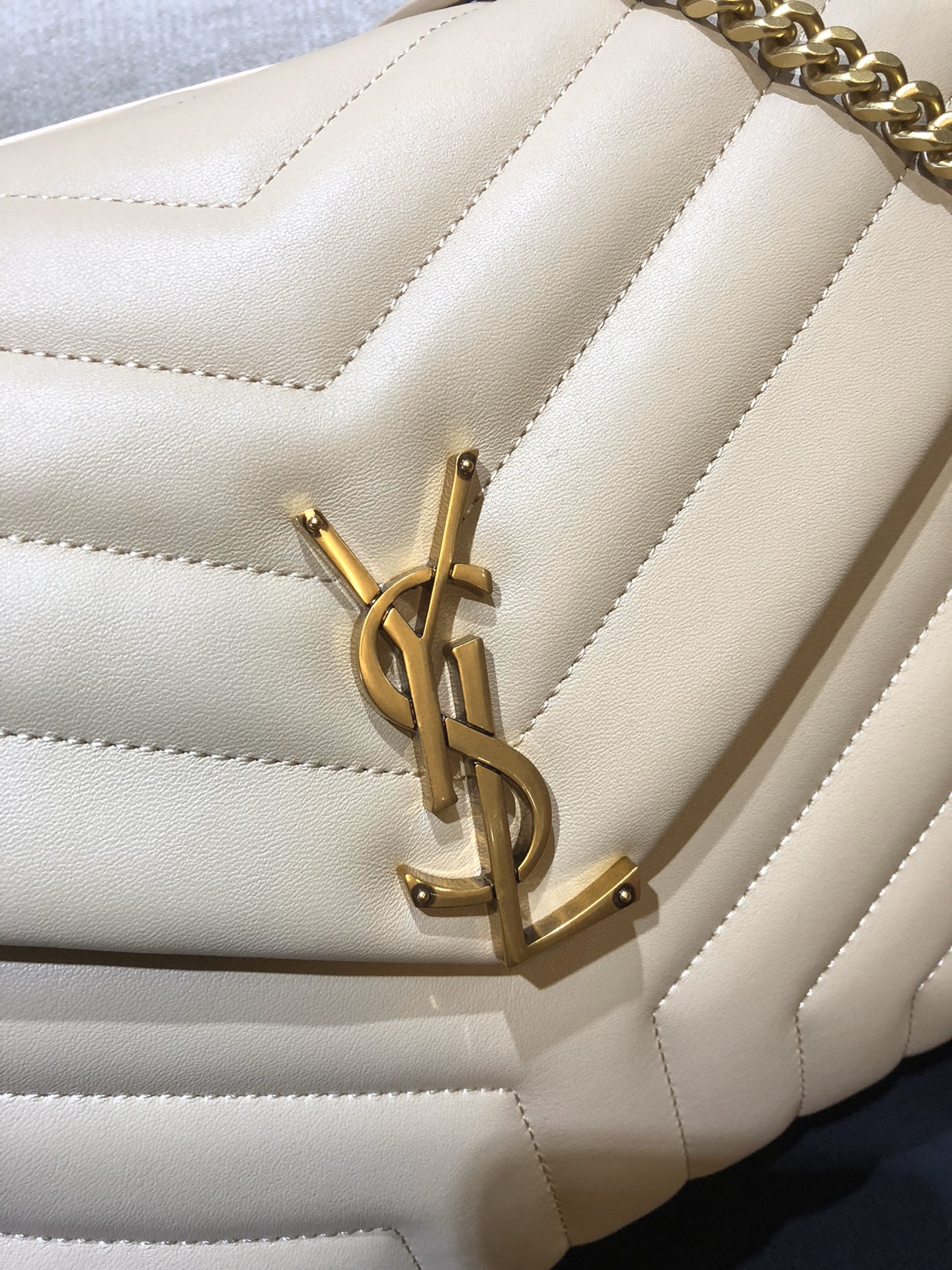 Y51 medium loulou matelassé "y" leather beige gold-tone metal 574946 31 x 22 x 10 cm