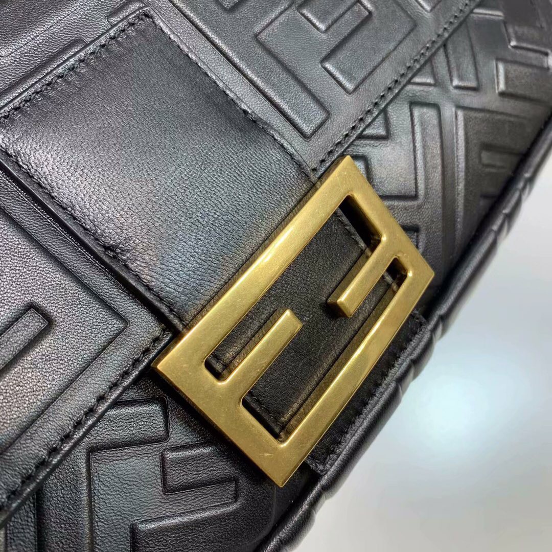 F**di baguette nappa leather black 8br600 26 x 5 x 15 cm