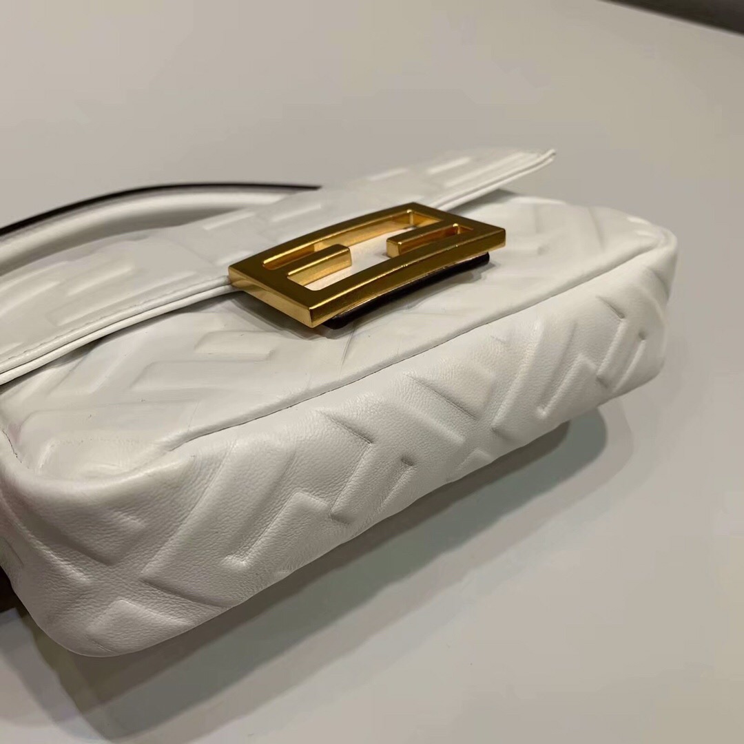 F**di small nappla leather white 8bs017 18 x 4 x 11 cm
