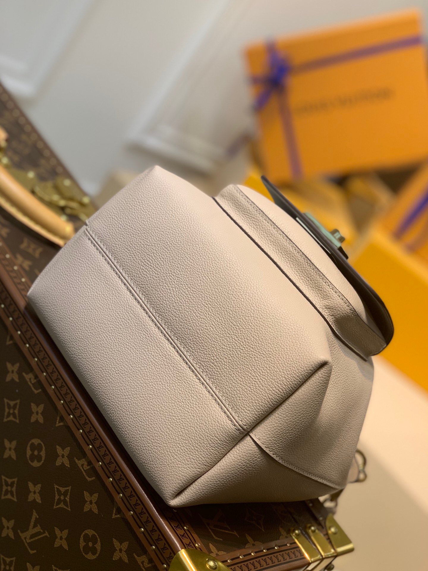l0vis Vvtt0n lockme bucket bag greige m57688 20 x 22 x 13 cm